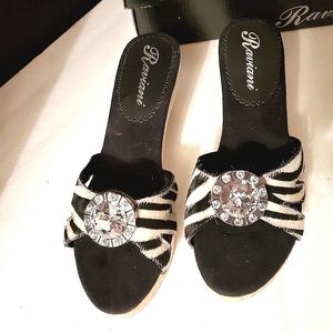 🤍🖤NWOT Beautiful Zebra Slides🖤🤍